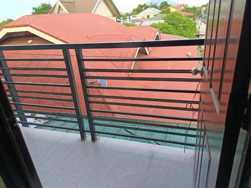 vistas a un balcón con techo rojo en Ck building apartment, en Mabalacat