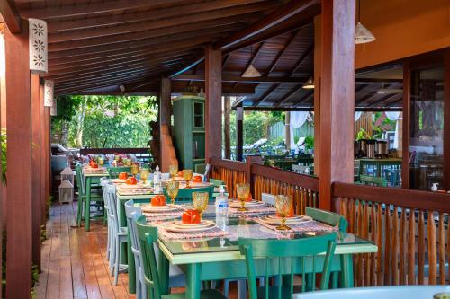 Un restaurante o sitio para comer en Pousada Quarto Crescente