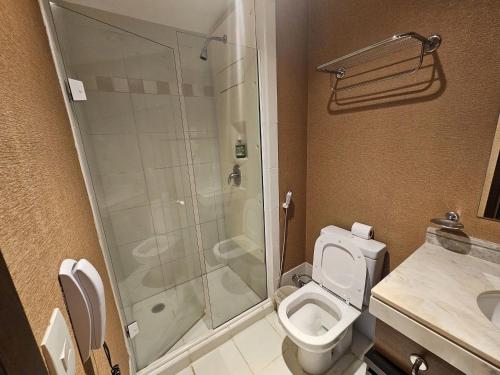ein Bad mit einer Dusche, einem WC und einem Waschbecken in der Unterkunft Flat 422 queen em hotel na avenida Ibirapuera - Moema in São Paulo