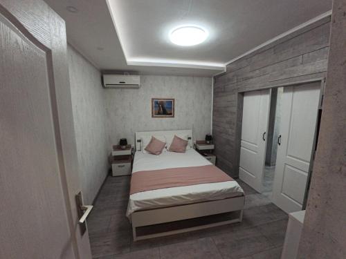 ポモリエにあるАпартамент Александровиの小さなベッドルーム(ベッド1台付)