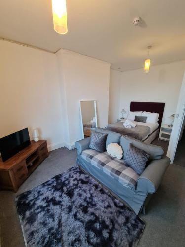 a living room with a couch and a bed at Farina No7, Sea view studio sleeping 2 guests in Bridlington