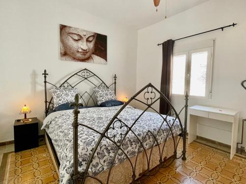 um quarto com uma cama em preto e branco e uma janela em El Rincon del Torcal em Villanueva de la Concepción