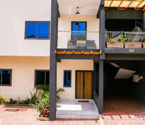 een appartementencomplex met een balkon en een gele deur bij RB in Oko