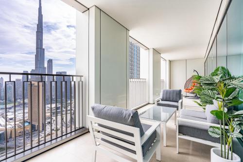 ドバイにあるPremium Home on 45th Floor with Full Burj Viewの市街の景色を望むアパートメントバルコニー(椅子付)
