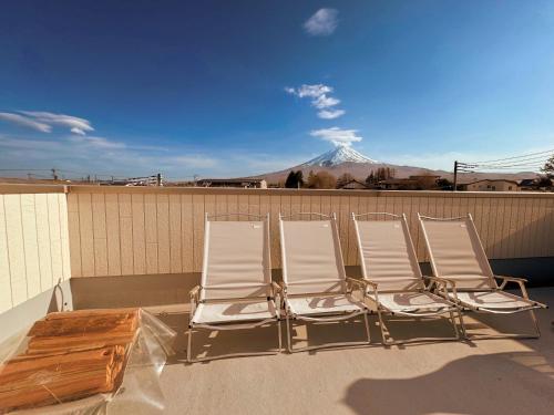 富士河口湖町にあるヴィラ山間堂 Terrace Villa BBQ Bonfire Fuji view Annovillasの屋根の上に座る椅子