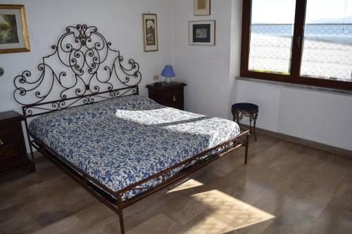 una camera con un letto e un piumone blu e bianco di Centra House - Big Gardened Flat Near Rome a Velletri