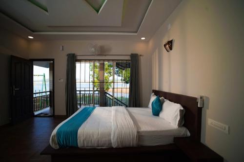 Postel nebo postele na pokoji v ubytování Misty Dam Wayanad Premium Resort With Banasura Dam View