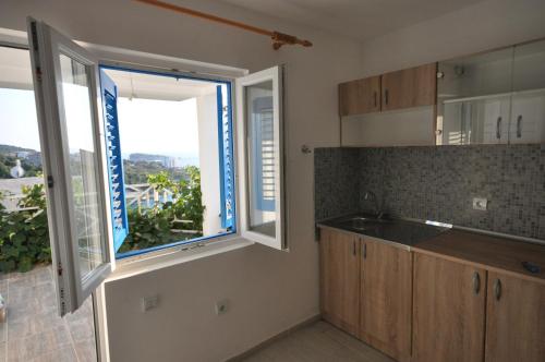 a kitchen with a sink and a large window at Holidayhome Florecka in Utjeha