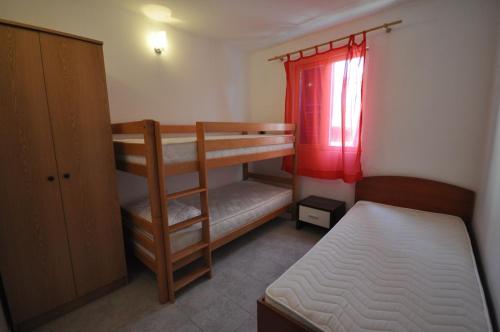 a bedroom with two bunk beds and a bed at Holidayhome Florecka in Utjeha