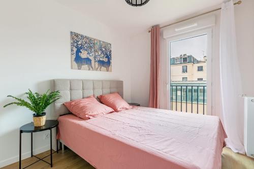um quarto com uma cama rosa e uma janela em Fourcats Family em Chennevières-sur-Marne