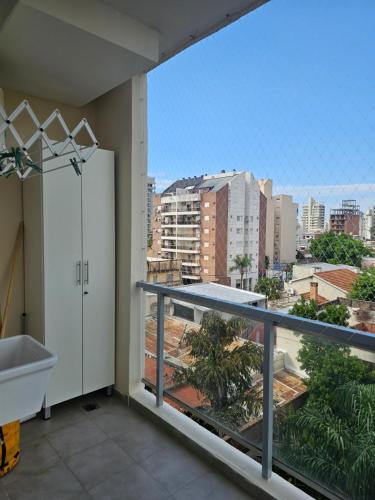 CORRIENTES Apartamento con cochera auto في كورينتس: حمام مع شرفة مطلة على المدينة