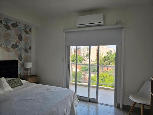 1 dormitorio con cama y ventana grande en CORRIENTES Apartamento con cochera auto en Corrientes