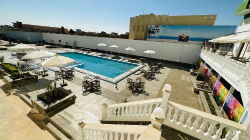 una vista aérea de una piscina en un edificio en Badr Hotel & Resort El Kharga en Al Khārijah