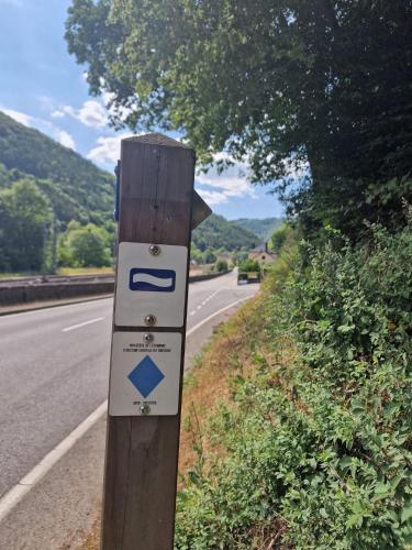 a sign on a pole on the side of a road at Chalet Scharflee in Goebelsmuhle