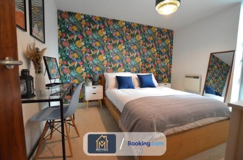 sypialnia z łóżkiem i tapetą w kwiaty w obiekcie LGI Stunning 1 Bedroom Apartment By Movida Property Group Short Lets & Serviced Accommodation w mieście Leeds