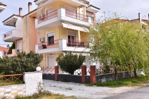 Gallery image of Antoine Apartment in Néa Péramos