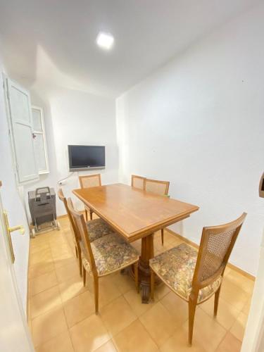 comedor con mesa de madera y sillas en Habitacion Vacacional en piso compartido, en Castellón de la Plana