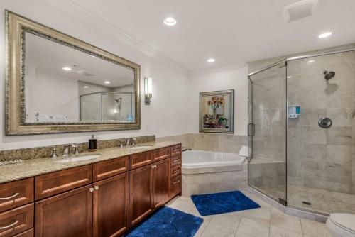 Vannituba majutusasutuses Bright, Corner Unit With Incredible Gulf And Sunset Views!