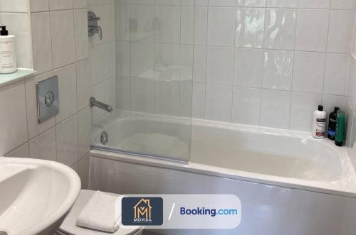 Ванна кімната в Stylish One Bedroom Apartment By Movida Property Group Short Lets & Serviced Accommodation Leeds
