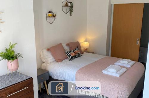 Ліжко або ліжка в номері Stylish One Bedroom Apartment By Movida Property Group Short Lets & Serviced Accommodation Leeds