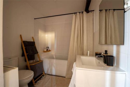 y baño con bañera, lavabo y aseo. en Appart COZY proche ORLY/PARIS, en Villeneuve-le-Roi