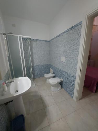 ein Bad mit einem WC und einem Waschbecken in der Unterkunft Casina Arianna in Leverano