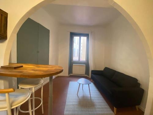 Appartement • centre historique Grasse tesisinde bir oturma alanı