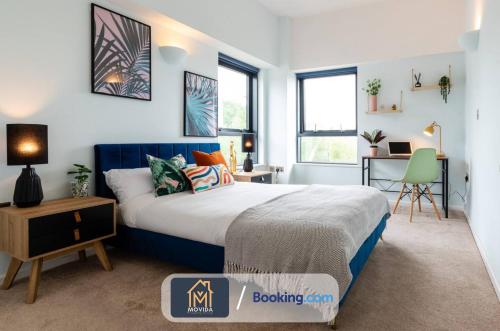 En eller flere senge i et værelse på Stylish Two Bed City Centre Apartment By Movida Property Group Short Lets & Serviced Accommodation Leeds