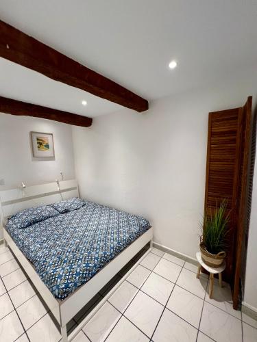 - une chambre avec un lit et une plante dans l'établissement Superbe appartement neuf et cosy en centre ville, à Hyères