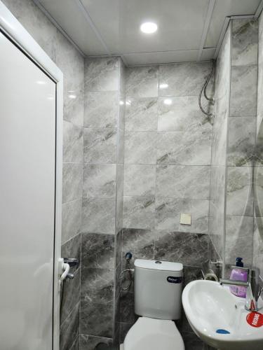 サンダンスキにあるApartment Lacheviのバスルーム(トイレ、洗面台付)