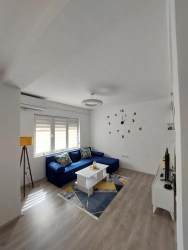 クマノヴォにあるLili`s Apartmentのリビングルーム(青いソファ、テーブル付)