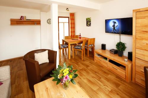 ein Wohnzimmer mit einem Tisch und einem Esszimmer in der Unterkunft Ferienwohnung Morgensonne in Bad Berka
