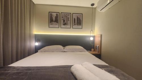 Un pat sau paturi într-o cameră la Studio Novo, aconchegante!