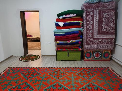 una stanza con un mucchio di coperte e un tappeto di Guest Houst Akkyya a Akkyya