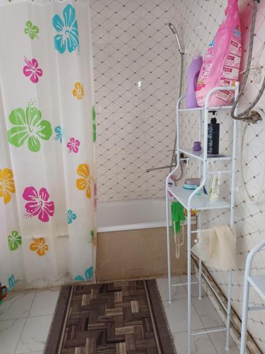 ein Badezimmer mit einem Duschvorhang und einer Badewanne in der Unterkunft Guest Houst Akkyya in Akkyya