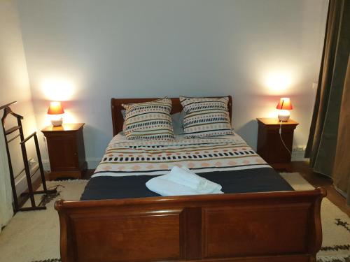 - une chambre avec un lit et 2 lampes sur 2 tables dans l'établissement Spacieux Appartement RDC tout confort, à Lorient