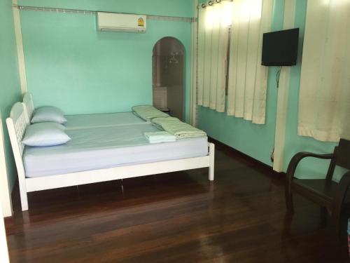 Postel nebo postele na pokoji v ubytování Baan Songsri