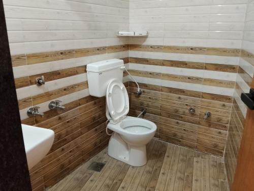 a bathroom with a toilet and a sink at HOTEL PARADISE INN in Shinaya