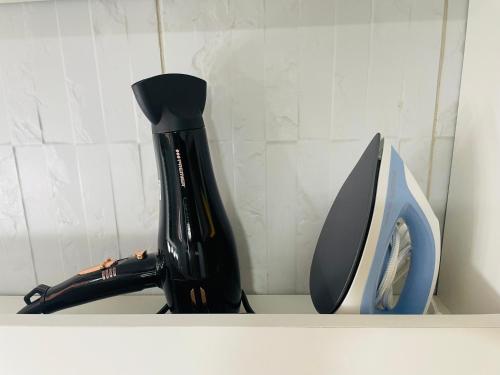 a black bottle and a knife on a shelf at Apartamento céntrico Frida's todo nuevo in Tarija