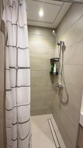 Ένα μπάνιο στο Luxury Studio with big balcony Azizi Riviera Meydan