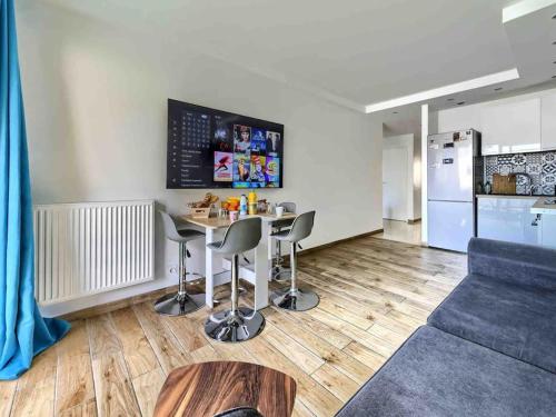 1 min to beach with parking 3 bedroom flat (2 AC)