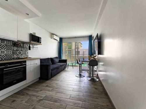 une cuisine et un salon avec un canapé et une table dans l'établissement 1 min to beach with parking 3 bedroom flat (2 AC), à Nice