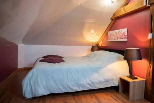 une chambre avec un grand lit dans un grenier dans l'établissement Maison familiale proche du lac, à Biscarrosse