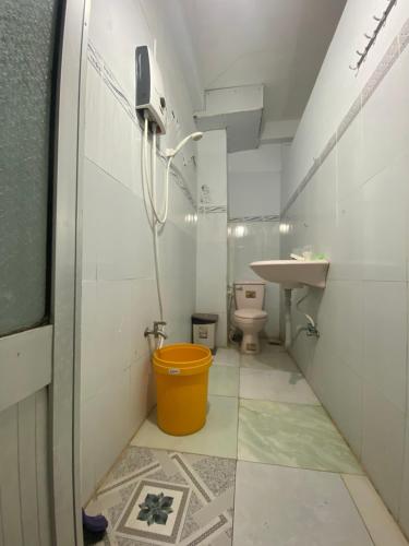 Baño pequeño con aseo y lavamanos en Motel Nhật Quang(HẢO BÙI) en Bạc Liêu