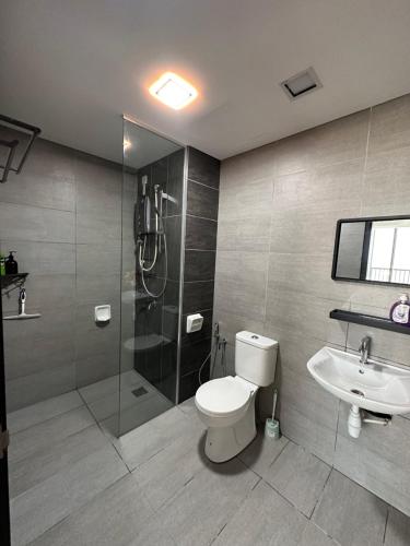 Koupelna v ubytování Design Haven Suite - Contemporary Comfort for 2 at Subang Jaya