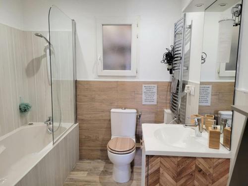 une salle de bain avec toilettes, lavabo et baignoire dans l'établissement Villa duplex avec piscine et Spa, à Néoules