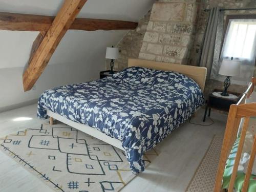 une chambre avec un lit avec une couette bleue et blanche dans l'établissement Gîte familial, 6 personnes (15 min Zoo de Beauval), à Lye