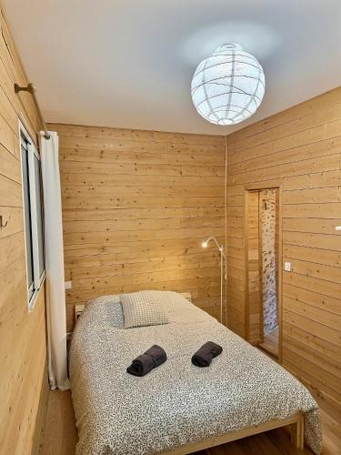 une chambre avec un lit dans une pièce en bois dans l'établissement WonderHost, bois et pierre en cœur de ville, à Pau