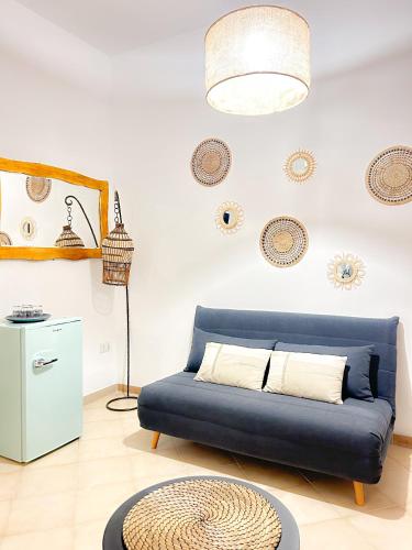 Sofá azul en la sala de estar con lámpara en Orchidea en Bari