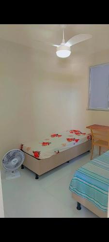 a bedroom with a bed and a ceiling fan at Apto Familiar in Aracaju